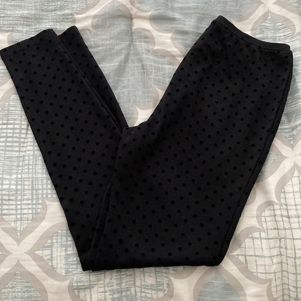 Black leggings with polka dot accent